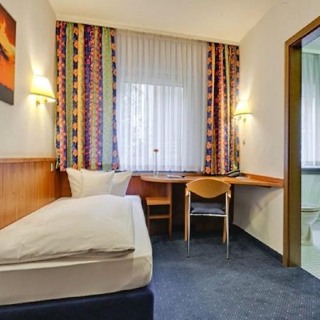 Hotel Am Friedensplatz Stuttgart Bagian luar foto