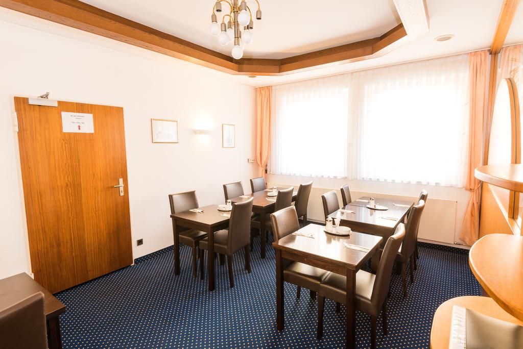 Hotel Am Friedensplatz Stuttgart Bagian luar foto
