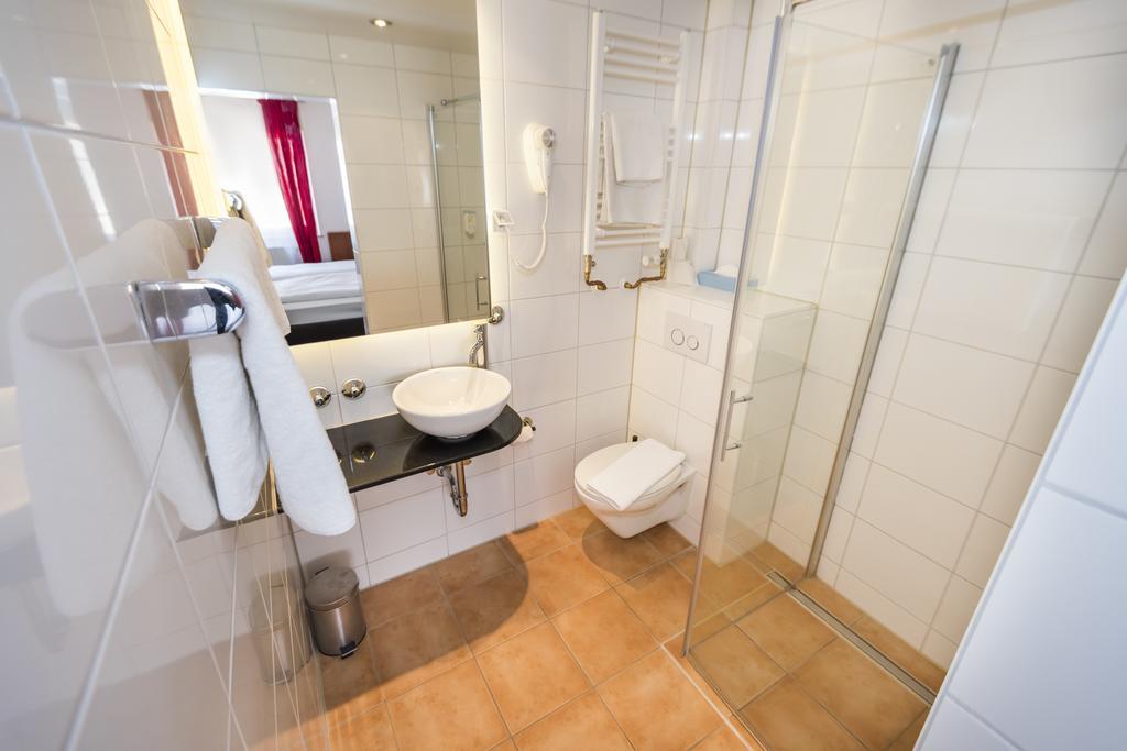 Hotel Am Friedensplatz Stuttgart Bagian luar foto