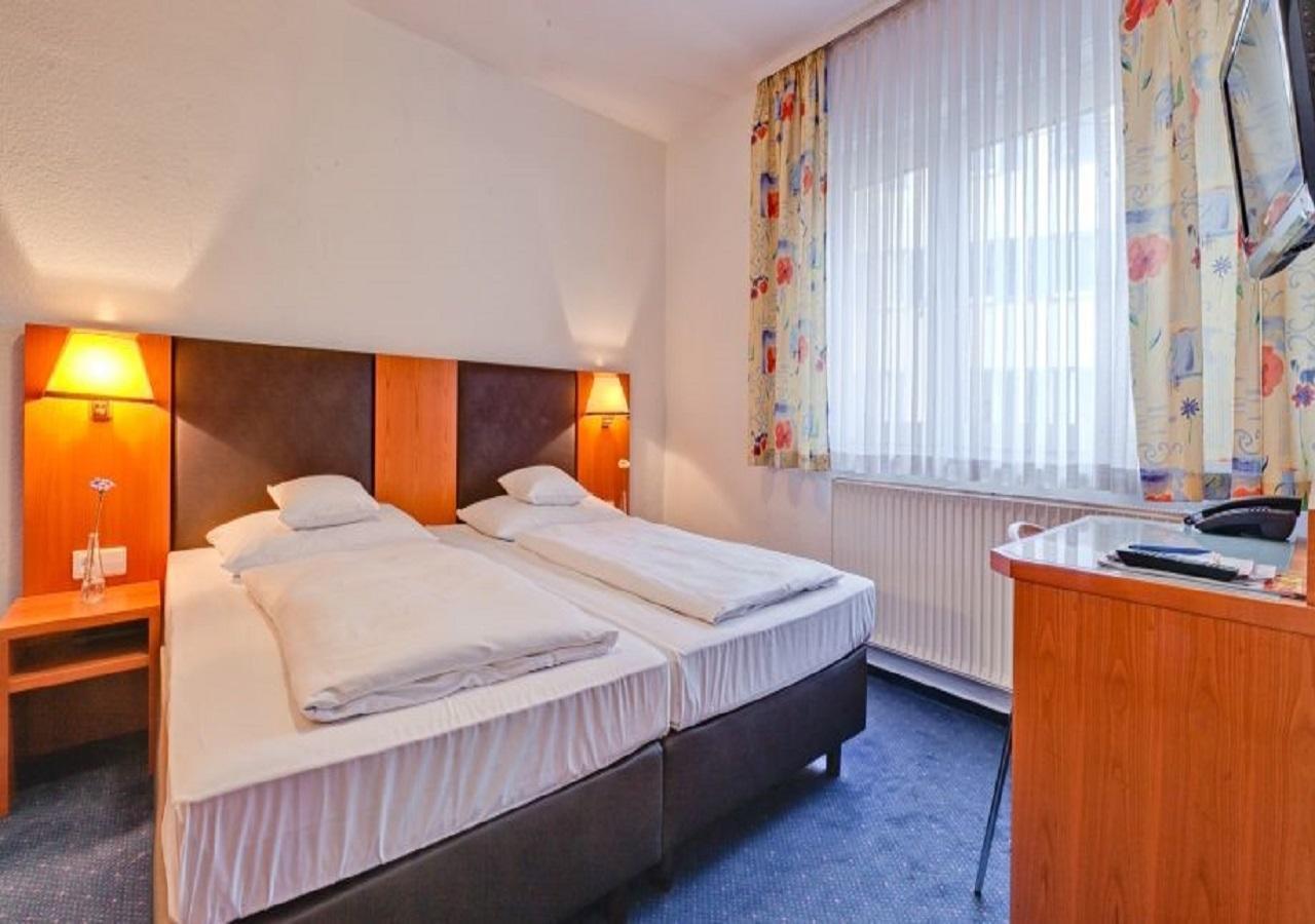 Hotel Am Friedensplatz Stuttgart Bagian luar foto