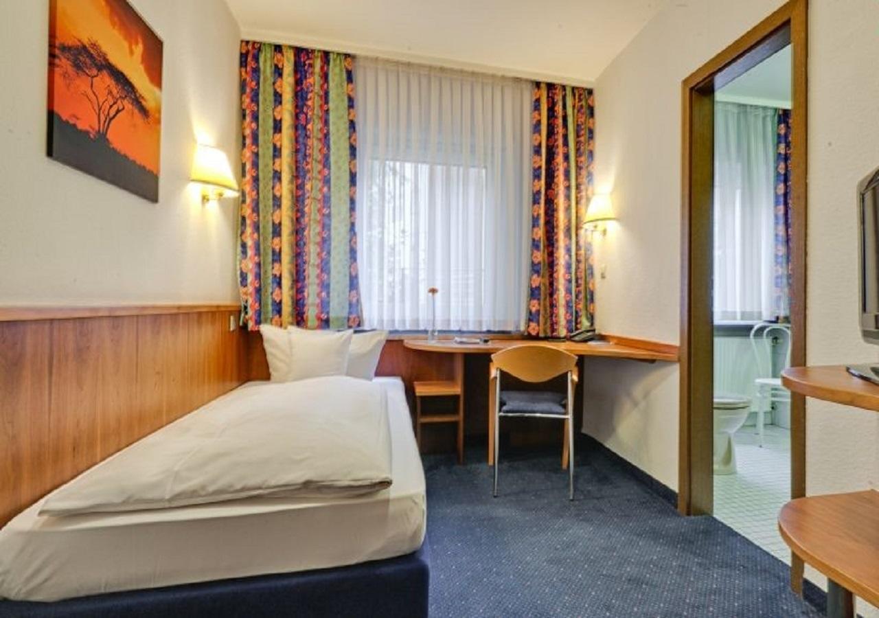 Hotel Am Friedensplatz Stuttgart Bagian luar foto