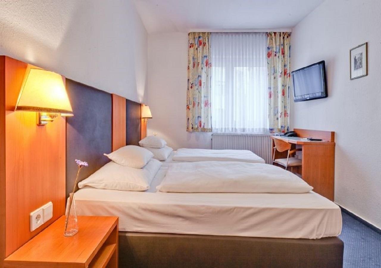 Hotel Am Friedensplatz Stuttgart Bagian luar foto